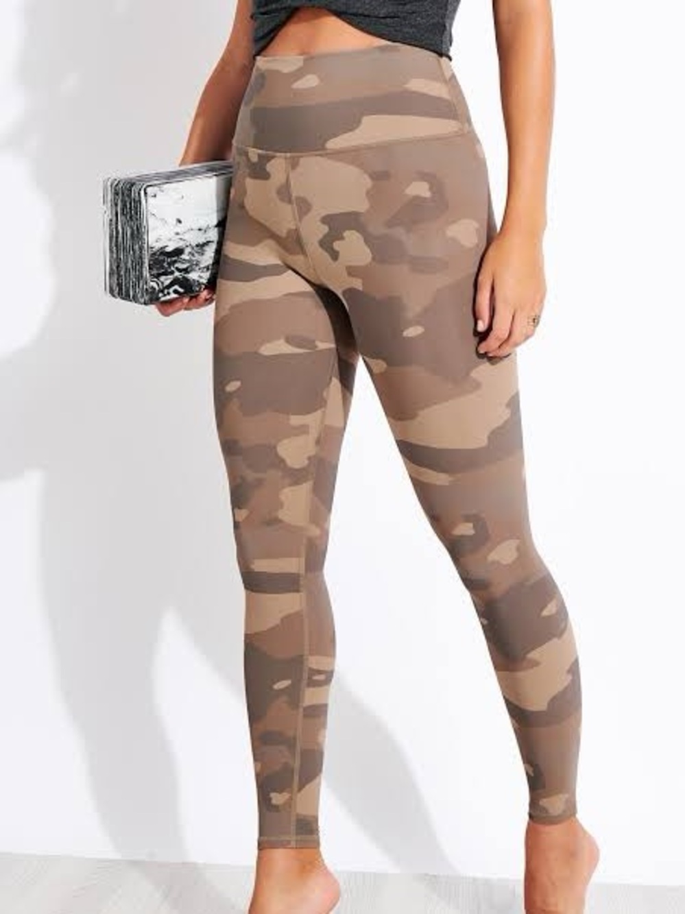ALO High-Waist Camo Vapor Leggings in Neutral Brown Tones